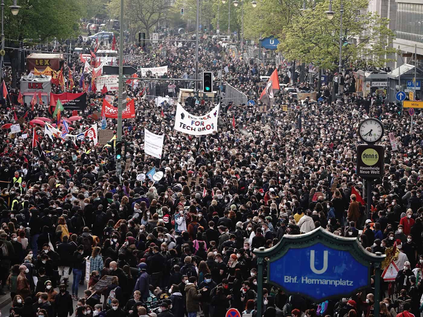 Die Berliner Polizei ist in diesem Jahr am 1. Mai über den ganzen Tag mit 5.300 Beamten im Einsatz. (Archivbild) / Foto: Kay Nietfeld/dpa