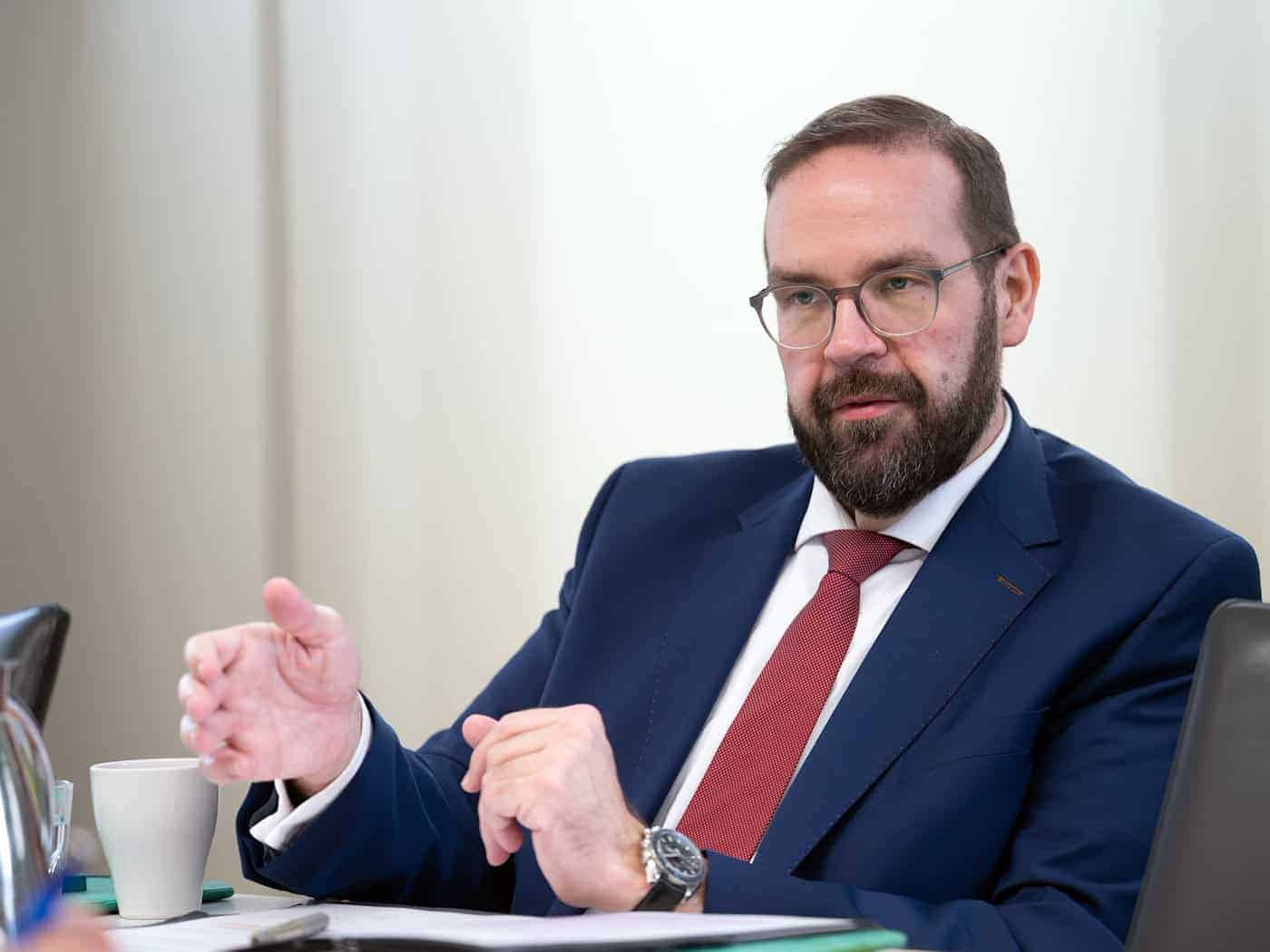 Brandenburgs Bildungsminister Gordon Hoffmann (CDU) äußert sich zum Umgang mit Schülerinnen und Schülern ohne Abschluss. (Archivbild) / Foto: Soeren Stache/dpa