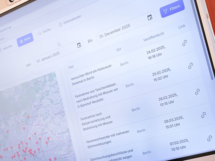 Ein Bildschirm zeigt eine von der Berliner AfD-Fraktion vorgestellte Übersicht von Vorfällen mit Messern, die auf der AfD-Webseite abrufbar ist.  / Foto: Michael Brandt/dpa