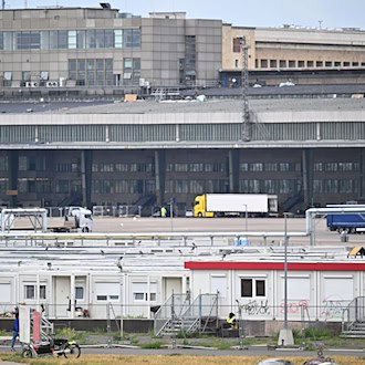 Auf dem Gelände des ehemaligen Flughafens Tempelhof sind Flüchtlinge in einer Notunterkunft untergebracht. (Archivfoto) / Foto: Sebastian Gollnow/dpa