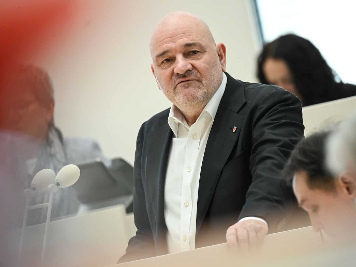 Brandenburgs Verkehrsminister Robert Crumbach (SPD) will die Ausgleichszahlungen an Kommunen für die abgeschafften Straßenausbaubeiträge prüfen. (Archivbild) / Foto: Britta Pedersen/dpa