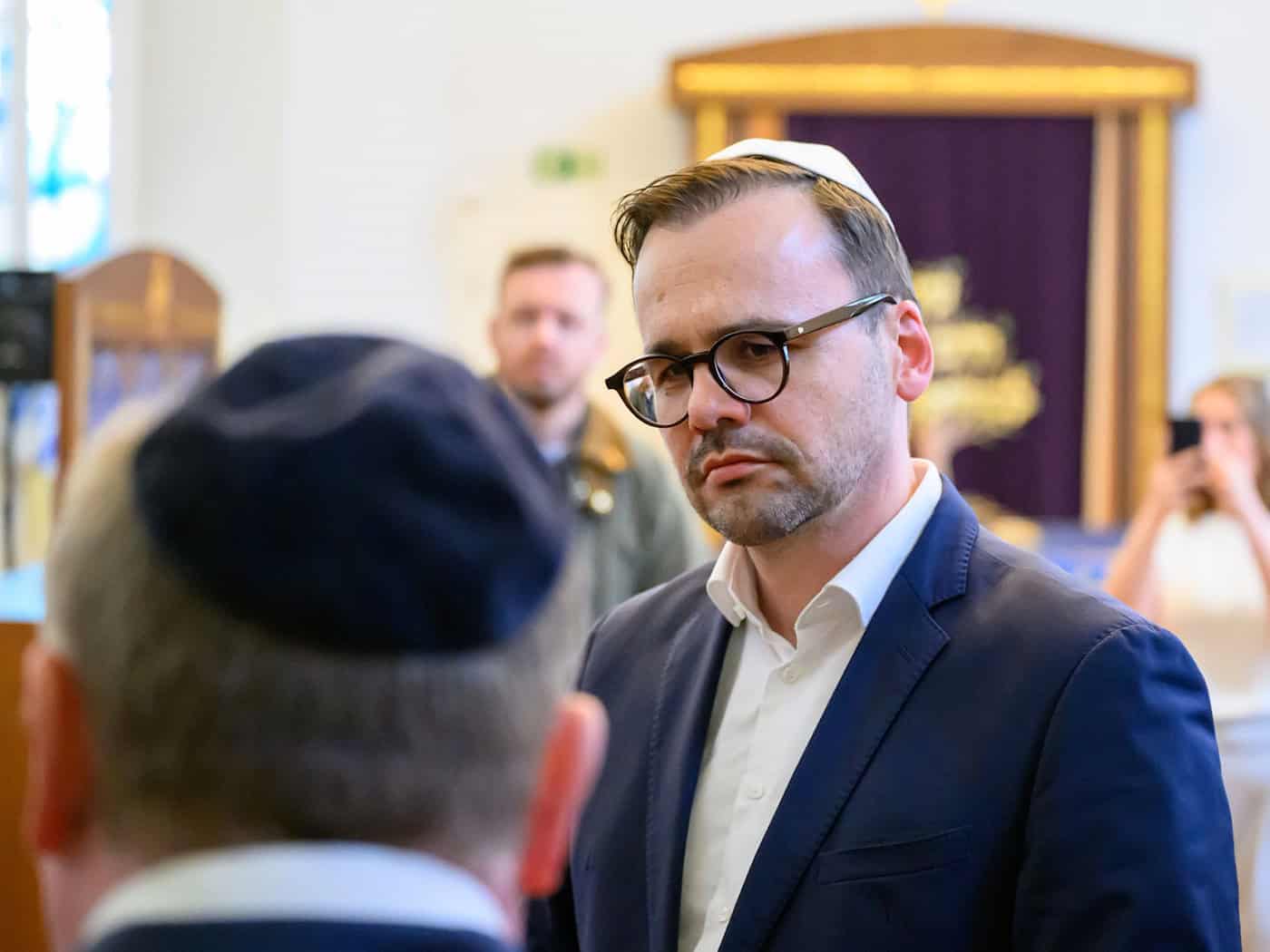 Auch ein Zeichen der Solidarität nach einer Reihe rechter Straftaten: Innenminister Jan Redmann traf sich in der Synagoge in Cottbus mit dem Vorstand der jüdischen Gemeinde.  / Foto: Patrick Pleul/dpa