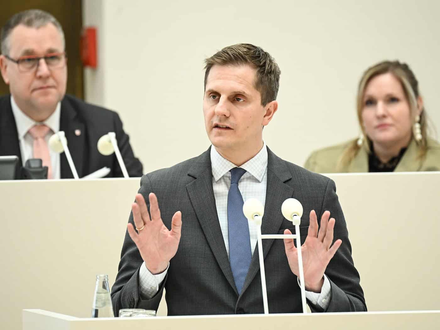 Minister Grimm hat in seiner Rede die Männer in Brandenburg angesprochen. (Archivbild) / Foto: Britta Pedersen/dpa