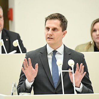 Minister Grimm hat in seiner Rede die Männer in Brandenburg angesprochen. (Archivbild) / Foto: Britta Pedersen/dpa