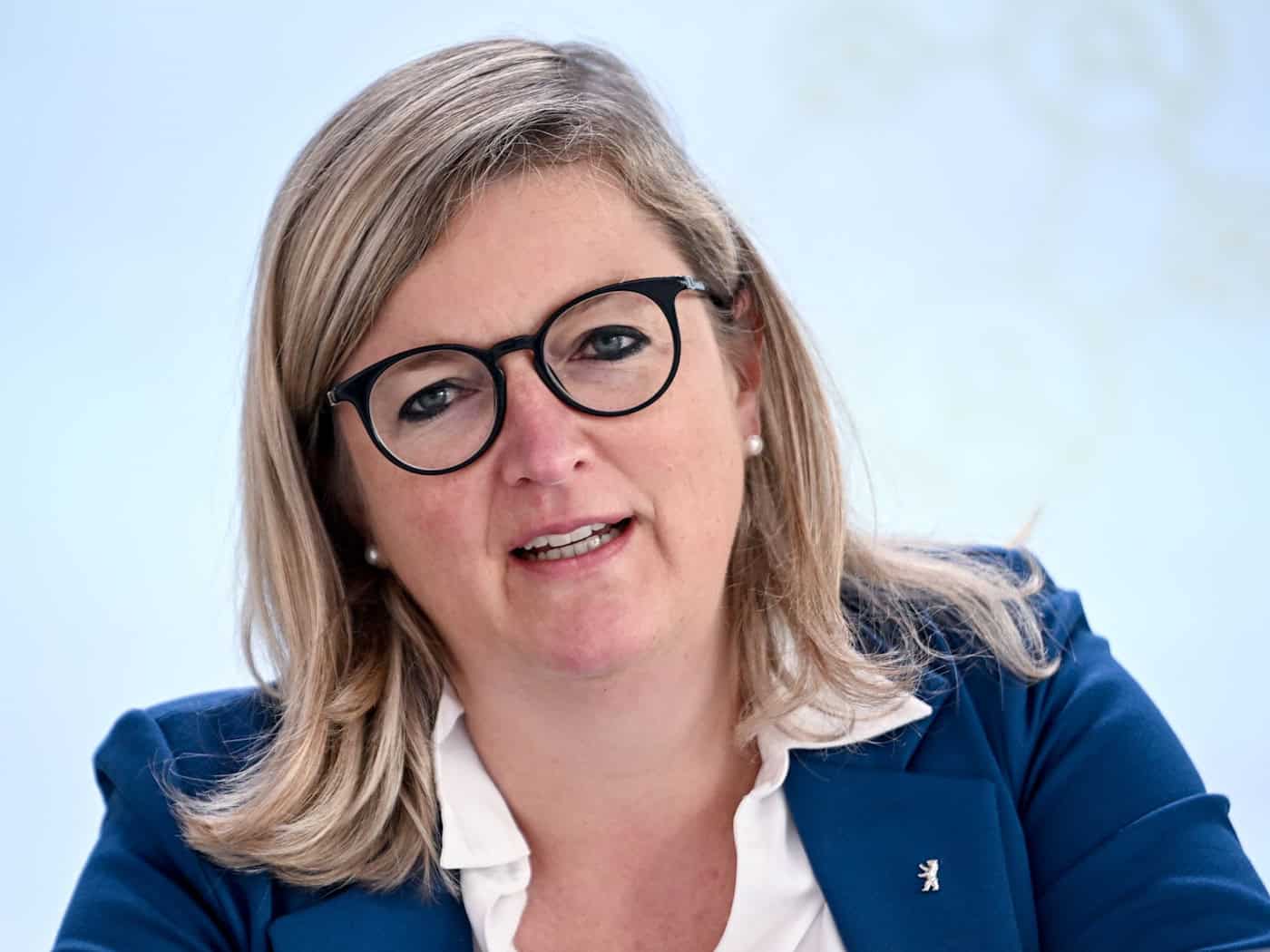 Angesichts der gestiegenen Spritpreise kann sich Brandenburgs Wirtschaftsministerin Martina Klement (CSU) eine zeitweilige Erhöhung der Pendlerpauschale vorstellen. (Archivbild) / Foto: Britta Pedersen/dpa