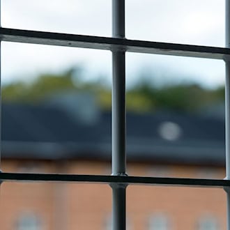 Nach dem Verdacht des Kindesmissbrauchs durch einen untergebrachten Sexualstraftäter im Maßregelvollzug stritten sich das Land und die ärztliche Leitung. (Symbolbild)  / Foto: Patrick Pleul/dpa