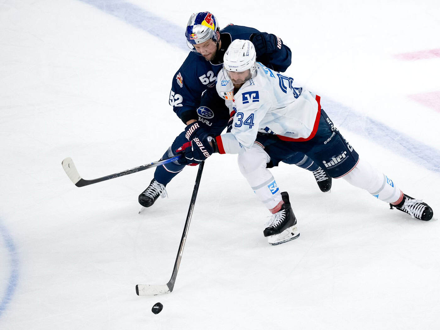 Tom Kühnhackl (r.) will mit den Adlern den DEL-Titel holen. (Archivbild) / Foto: Sven Hoppe/dpa