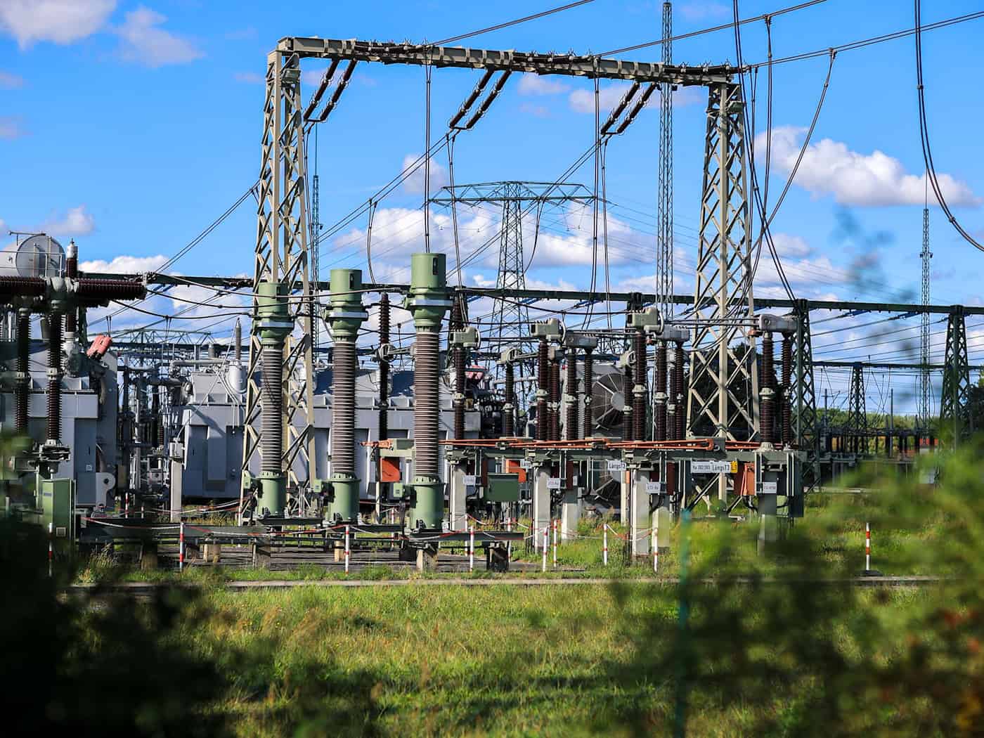 Mitnetz will 2026 in zahlreiche Großprojekte investieren, darunter der Aus- und Neubau von Umspannwerken und Hochspannungsleitungen. (Archivbild) / Foto: Jan Woitas/dpa
