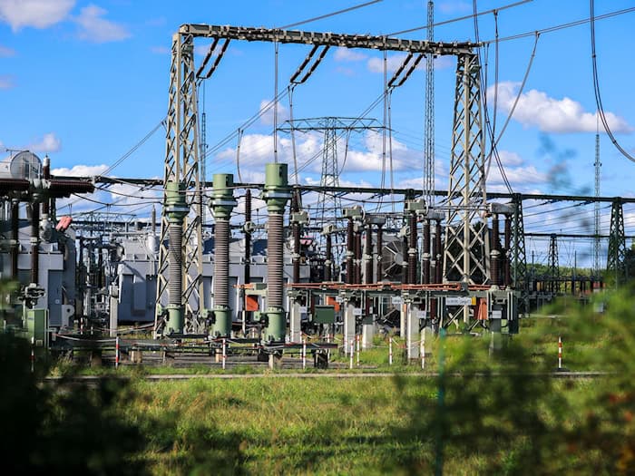 Mitnetz will 2026 in zahlreiche Großprojekte investieren, darunter der Aus- und Neubau von Umspannwerken und Hochspannungsleitungen. (Archivbild) / Foto: Jan Woitas/dpa
