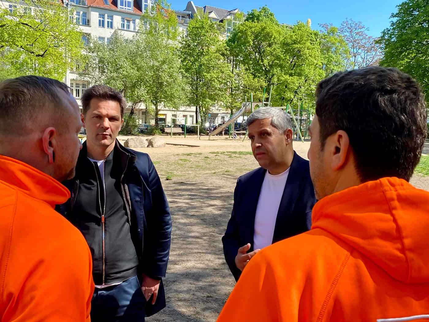 Die Sauberkeit der Spielplätze im Blick: Die SPD-Politiker Krach und Saleh.  / Foto: Torsten Holtz/dpa