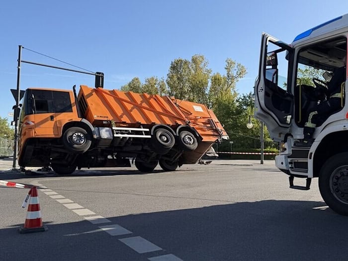 Ein Berliner Müllauto wurde durch einen Unfall auf die Seite gekippt.  / Foto: Berliner Feuerwehr/dpa