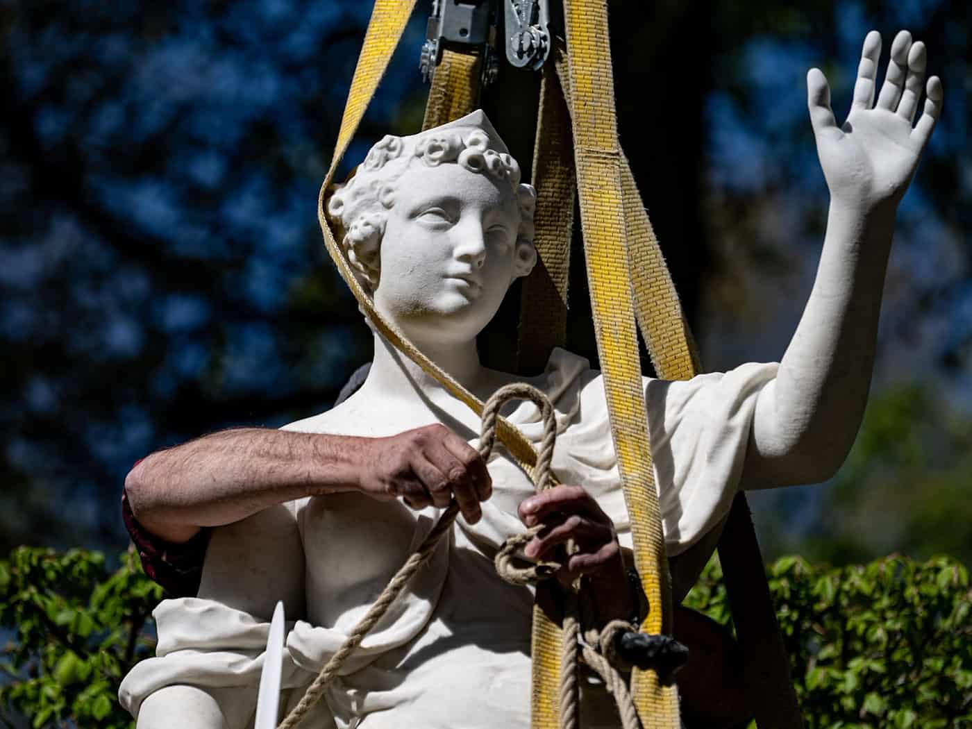 Die Skulptur der Melpomene wird eng mit Seilen gesichert. / Foto: Fabian Sommer/dpa