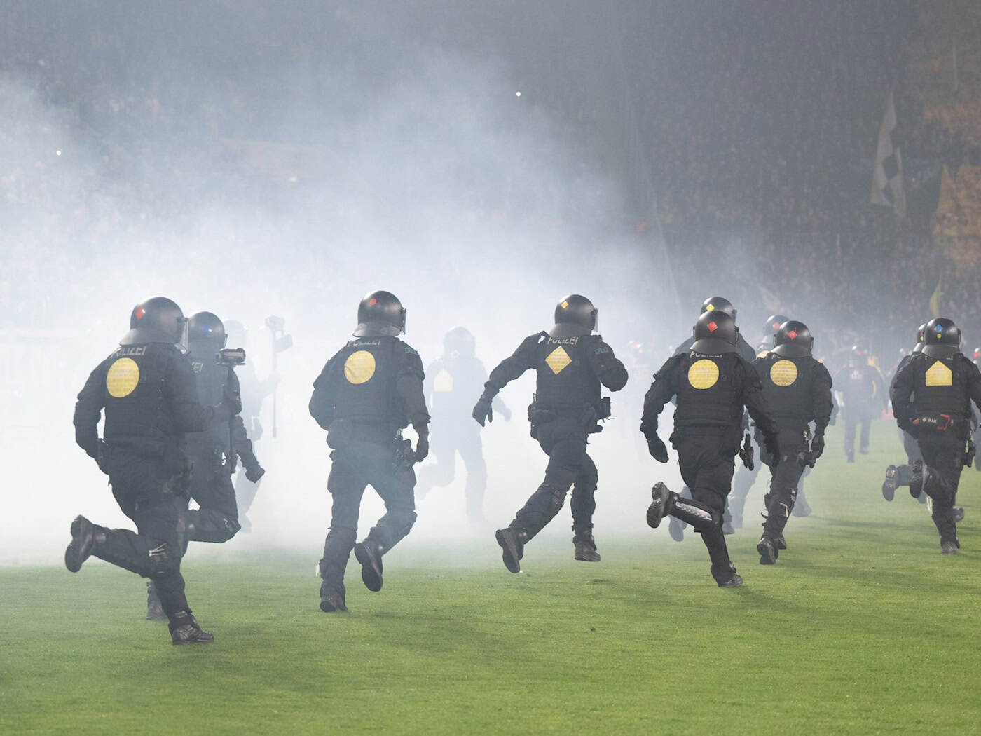 Die Polizei versuchte, Dynamo-Fans wieder in ihren Block zurückzudrängen. / Foto: Sebastian Kahnert/dpa