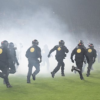 Die Polizei versuchte, Dynamo-Fans wieder in ihren Block zurückzudrängen. / Foto: Sebastian Kahnert/dpa