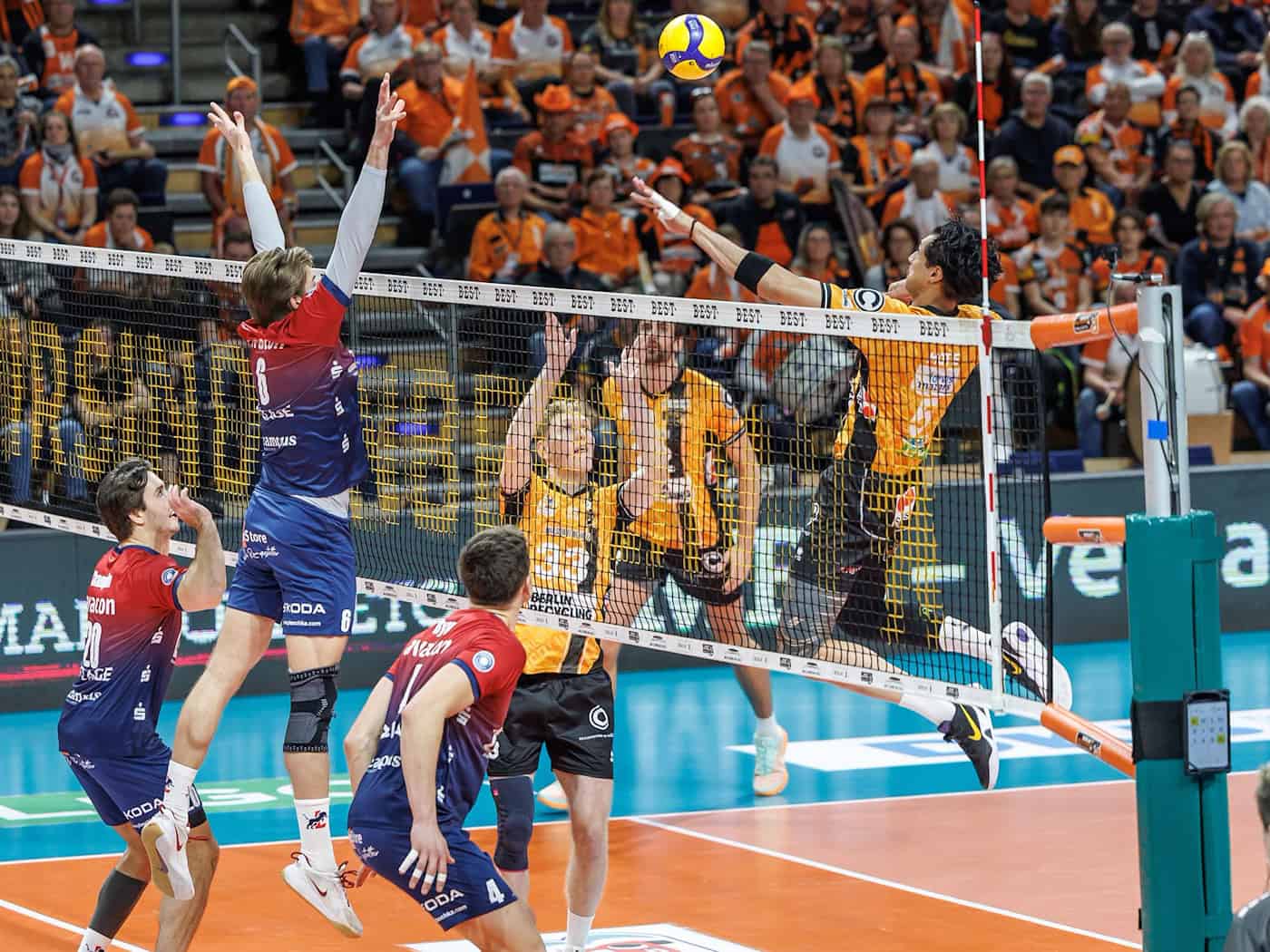 Mote (r) steht bei den Volleys kurz vor seinem Comeback. (Archivbild) / Foto: Andreas Gora/dpa