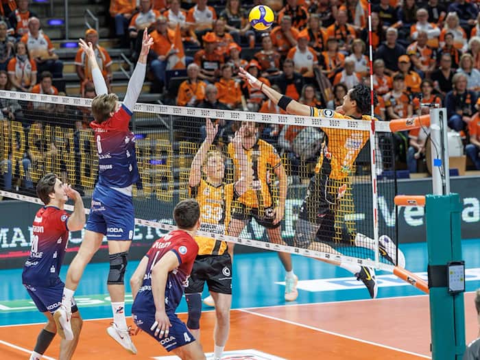 Mote (r) steht bei den Volleys kurz vor seinem Comeback. (Archivbild) / Foto: Andreas Gora/dpa