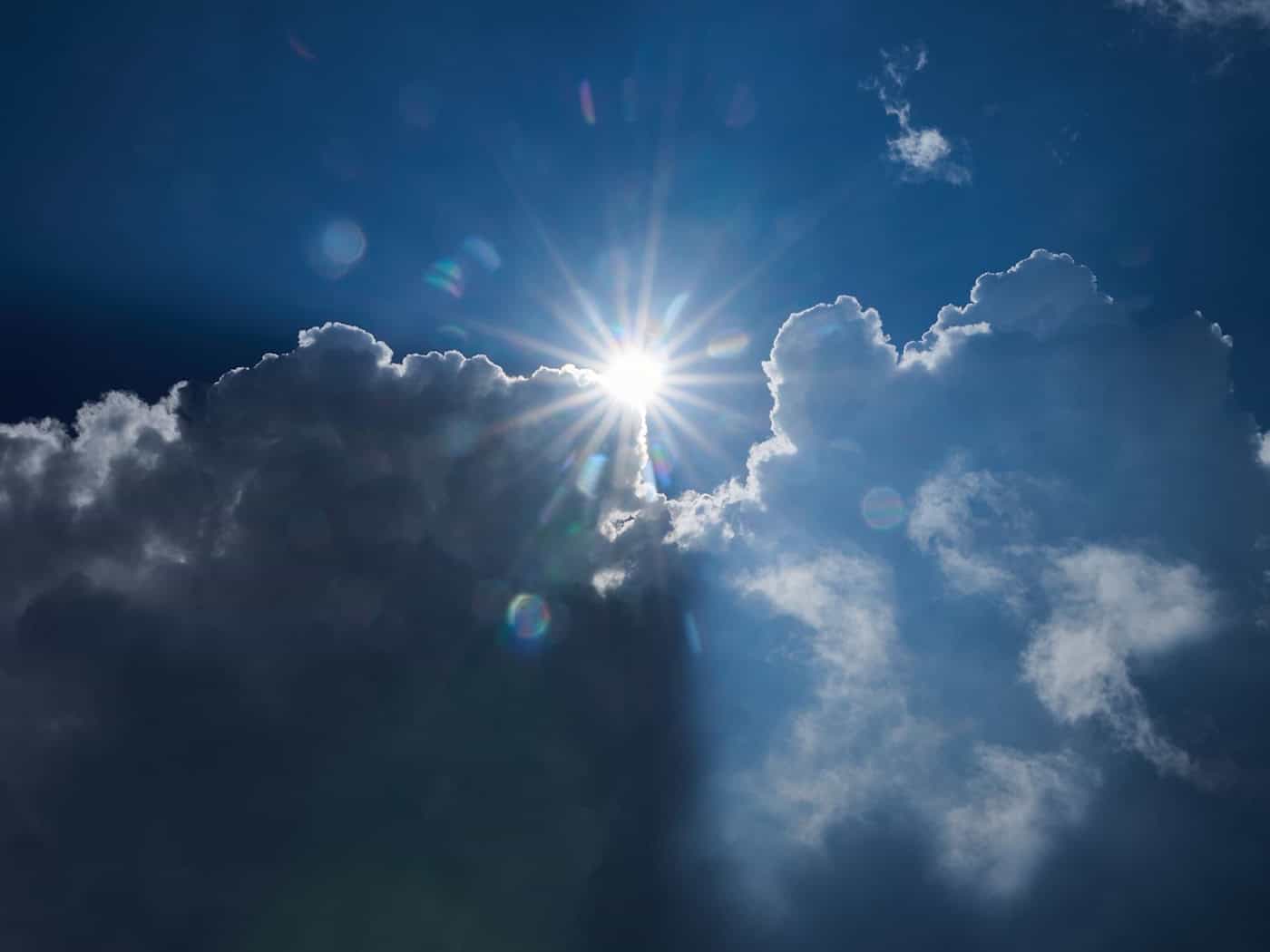 Der Freitag startet bewölkt, doch zum Wochenende klart der Himmel auf. (Symbolbild) / Foto: Annette Riedl/dpa
