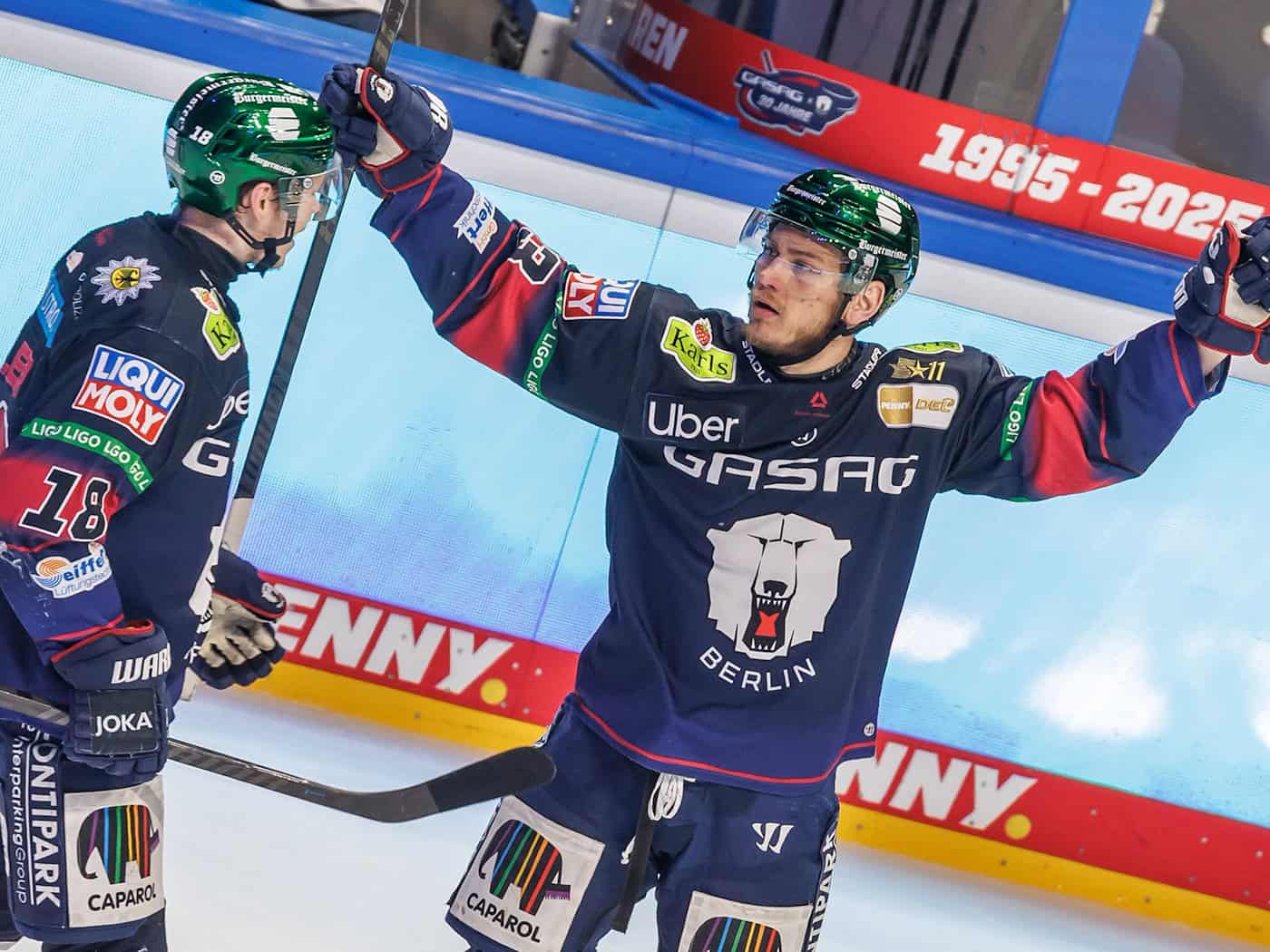 Leonhard Pföderl feiert seinen zweiten Treffer beim 5:1 der Eisbären Berlin im zweiten DEL-Finale gegen die Adler Mannheim. / Foto: Andreas Gora/dpa