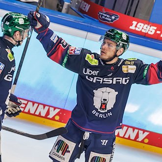 Leonhard Pföderl feiert seinen zweiten Treffer beim 5:1 der Eisbären Berlin im zweiten DEL-Finale gegen die Adler Mannheim. / Foto: Andreas Gora/dpa