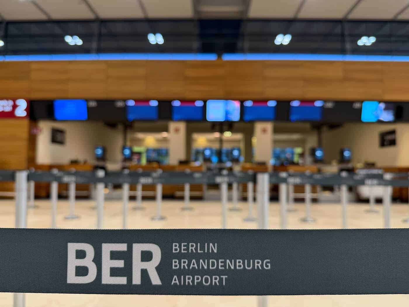 Passagiere sollten sich vorab über ihren Flugstatus informieren. (Symbolbild) / Foto: Julian Degler/dpa