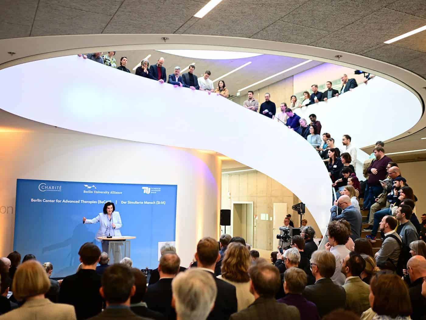 Die Bundesforschungsministerin sprach bei der Eröffnung der Zentren. / Foto: Sebastian Gollnow/dpa