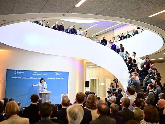 Die Bundesforschungsministerin sprach bei der Eröffnung der Zentren. / Foto: Sebastian Gollnow/dpa