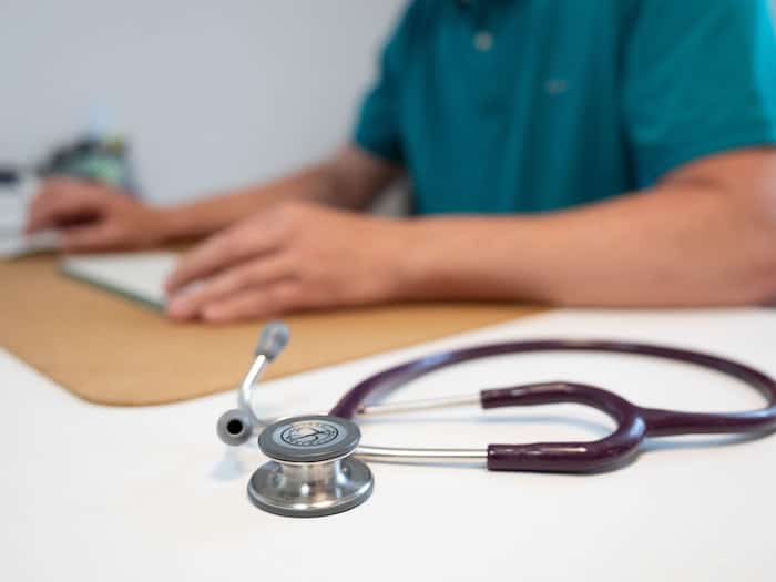 Die Arbeitshilfe soll den Medizinern Orientierung und Handlungssicherheit im Umgang mit Schwangerschaftsabbrüchen nach Vergewaltigung geben. (Symbolbild) / Foto: Sebastian Kahnert/dpa