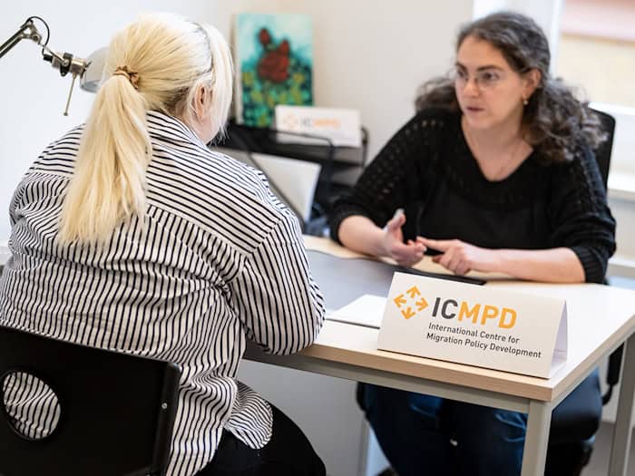 In dem neuen Zentrum in Berlin können sich Ukrainerinnen und Ukrainer auf eine Rückkehr in ihr Herkunftsland vorbereiten beziehungsweise auf dem Laufenden bleiben, etwa, wenn es um Sozialleistungen geht. / Foto: Fabian Sommer/dpa