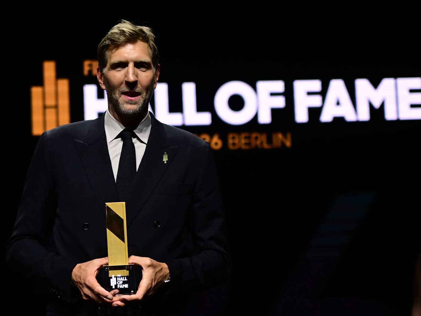 Dirk Nowitzki dankte bei seiner Ehrung in Berlin vor allem seinem Mentor Holger Geschwindner. / Foto: Sebastian Gollnow/dpa