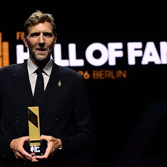 Dirk Nowitzki dankte bei seiner Ehrung in Berlin vor allem seinem Mentor Holger Geschwindner. / Foto: Sebastian Gollnow/dpa