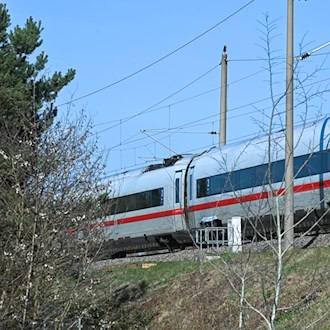 Die Reparatur der gerissenen Oberleitung ist noch nicht abgeschlossen. / Foto: Heiko Rebsch/dpa