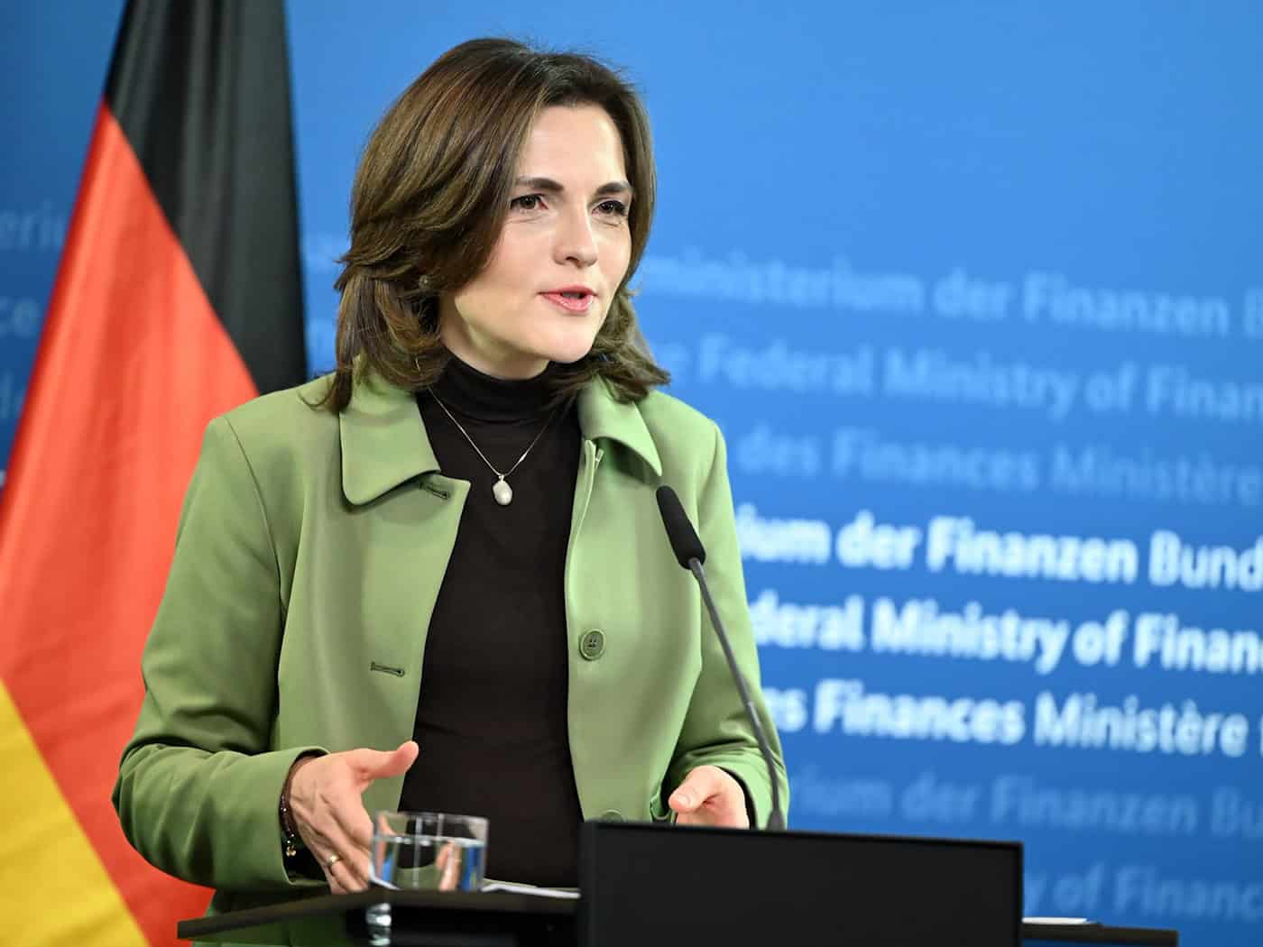 Elisabeth Kaiser (SPD), Beauftragte der Bundesregierung für Ostdeutschland, sieht die Streichung der Förderung von rund 200 Demokratieprojekten kritisch. (Archivbild)  / Foto: Lilli Förter/dpa