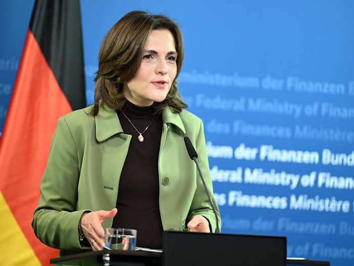 Elisabeth Kaiser (SPD), Beauftragte der Bundesregierung für Ostdeutschland, sieht die Streichung der Förderung von rund 200 Demokratieprojekten kritisch. (Archivbild)  / Foto: Lilli Förter/dpa