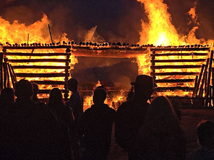 Im vergangenen Jahr wollte der Freizeit- und Jugendverein Trechwitz e.V. mit einem Osterfeuer in Form einer Brücke humoristisch auf marode Infrastruktur hinweisen. (Archivbild) / Foto: Cevin Dettlaff/dpa