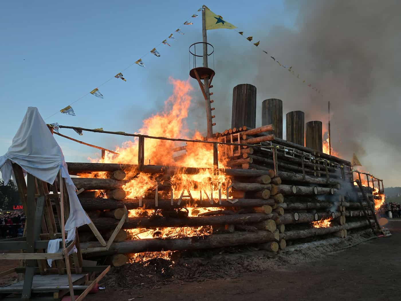 In Trechwitz fand auch in diesem Jahr auch ein großes Osterfeuer statt.  / Foto: Michael Bahlo/dpa