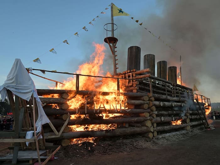 In Trechwitz fand auch in diesem Jahr auch ein großes Osterfeuer statt.  / Foto: Michael Bahlo/dpa