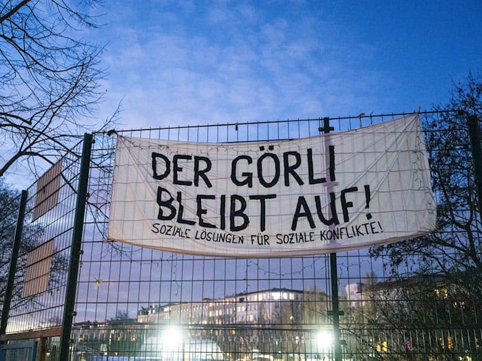 Gegen die nächtliche Schließung des Görlitzer Parks gibt es immer wieder Proteste. (Archivbild) / Foto: Christophe Gateau/dpa