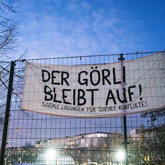 Gegen die nächtliche Schließung des Görlitzer Parks gibt es immer wieder Proteste. (Archivbild) / Foto: Christophe Gateau/dpa