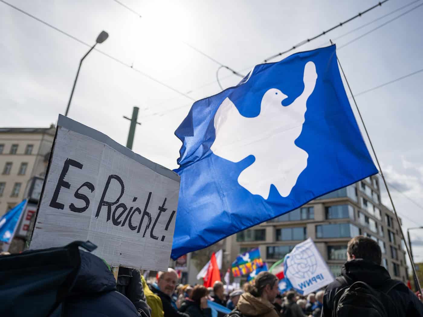 Rund 1.000 Menschen kamen laut Polizei dieses Jahr zum Ostermarsch in Berlin. / Foto: Christophe Gateau/dpa