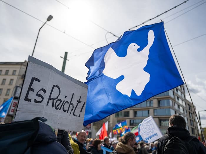 Rund 1.600 Menschen beim Ostermarsch in Berlin – Abführungen und Gegenproteste