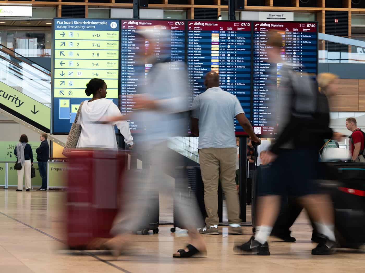 Rund 85.000 Passagiere werden am Karfreitag am BER erwartet. (Archivbild) / Foto: Soeren Stache/dpa