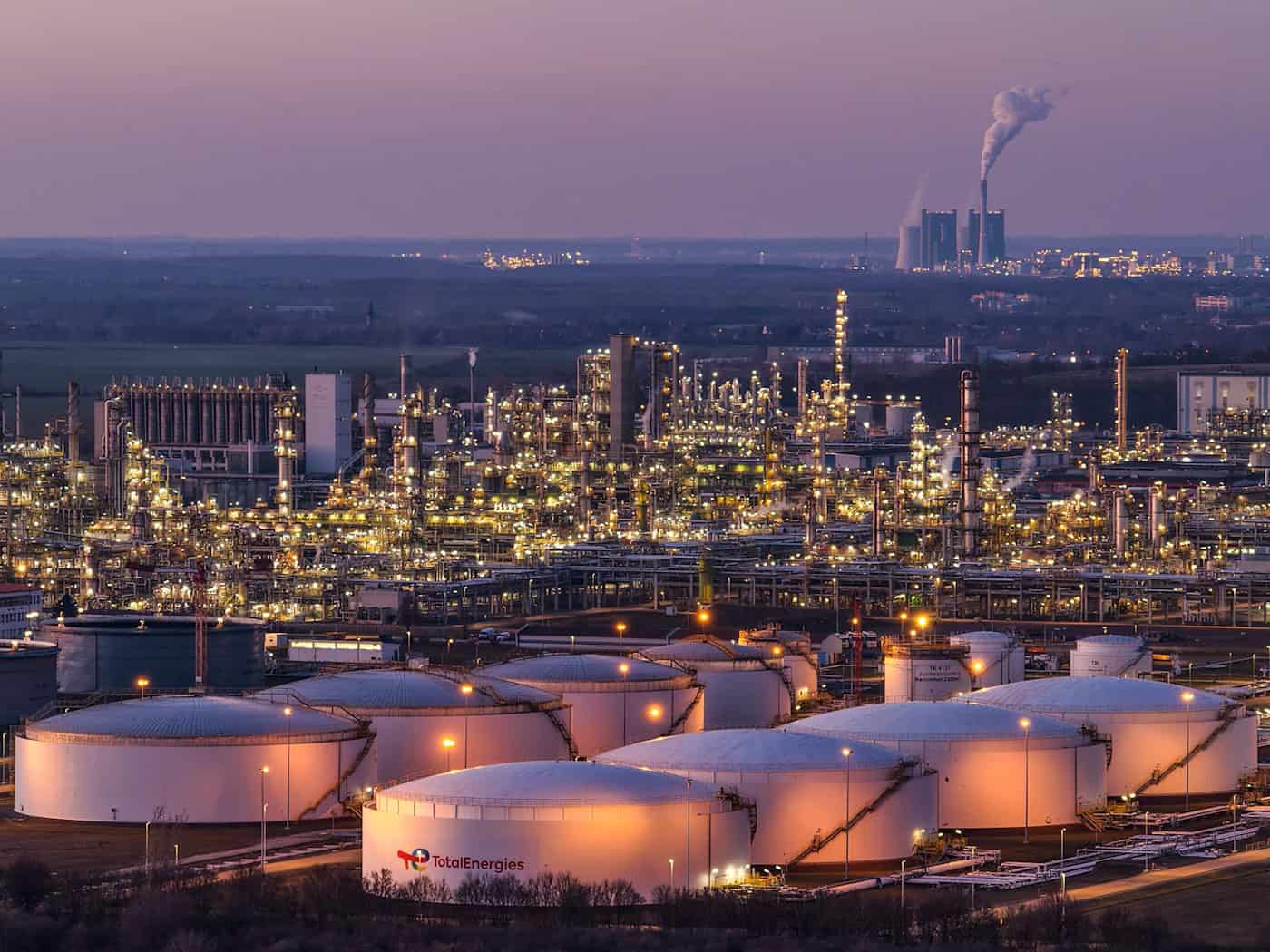 Mit dem Chemie- und Raffineriepakt fordern die Beteiligten bessere Energiepreise, schnellere Genehmigungen und mehr Unterstützung für die angeschlagene Branche. (Archivbild)  / Foto: Jan Woitas/dpa