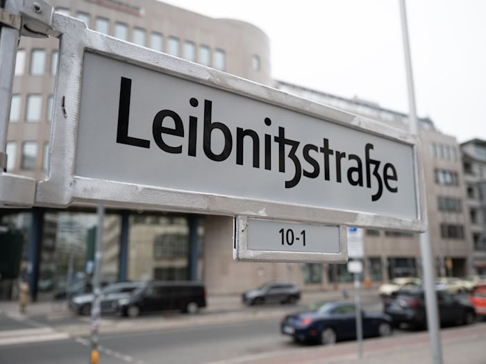 Bei einem Berliner Straßenschild kam es zu einer Panne: Philosoph Leibniz mit falschem «t». / Foto: Markus Lenhardt/dpa