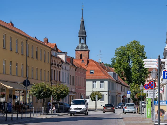 Der historische Stadtkern und Altbauten prägen das Bild der Innenstadt von Wittstock/Dosse im Nordwesten Brandenburgs.  / Foto: Monika Skolimowska/dpa