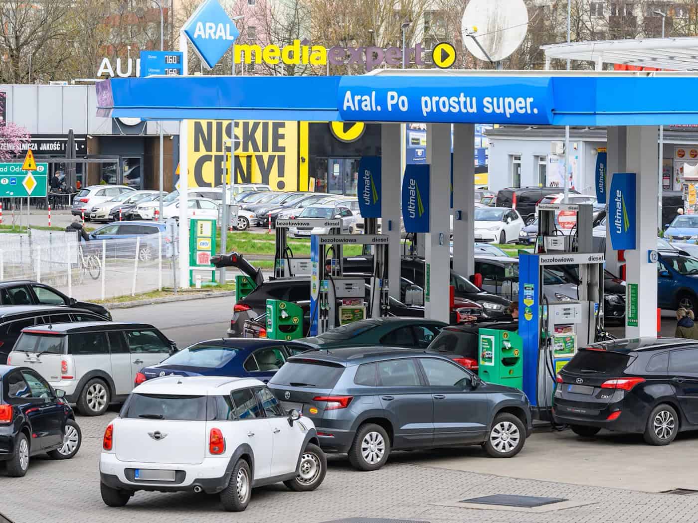 Polens Regierung hat die Gültigkeit der Steuersenkungen für Treibstoff verlängert. (Archivbild) / Foto: Patrick Pleul/dpa