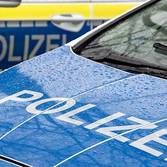 Die Polizei kontrolliert ein Auto in Berlin und findet Bargeld in sechsstelliger Höhe und eine Pistole. / Foto: Soeren Stache/dpa