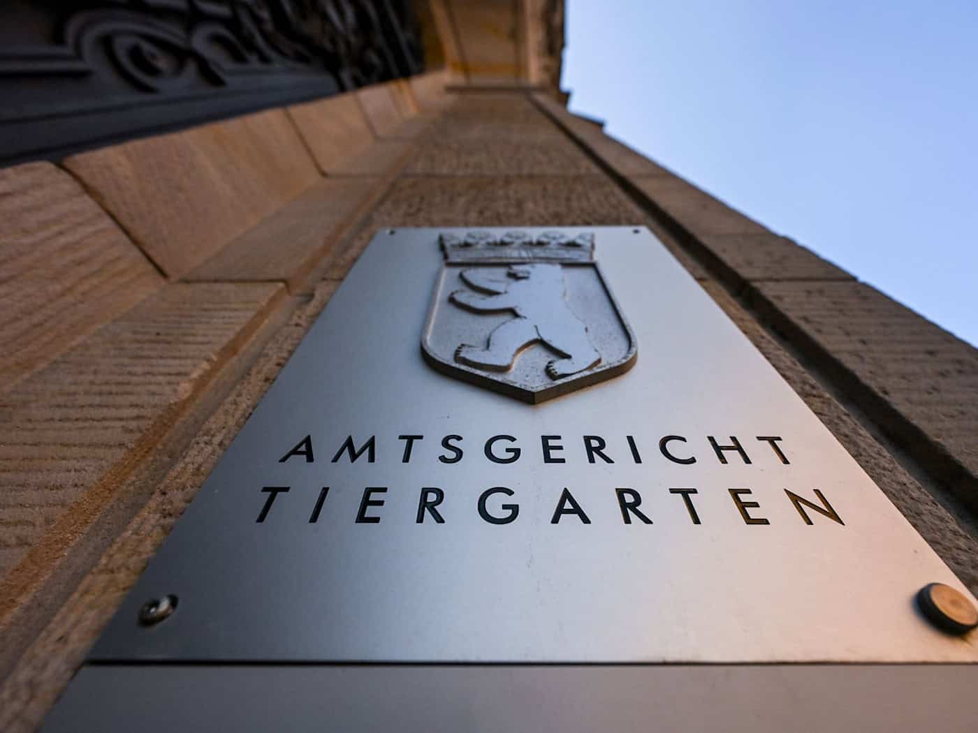 Ein 37-Jähriger ist in einem Prozess um Beleidigung und Bedrohung von Polizisten, Richtern und einer Amtsanwältin zu einem Jahr Haft ohne Bewährung verurteilt worden. (Symbolbild)  / Foto: Jens Kalaene/dpa