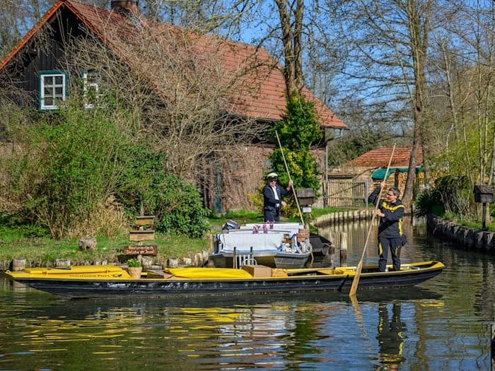Postkahn in Lehde nimmt Saison auf – Zustellerin bringt Briefe und Pakete
