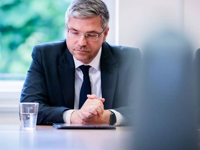Das Disziplinarverfahren gegen den früheren Potsdamer Oberbürgermeister Mike Schubert (SPD) wurde eingestellt. (Archivbild) / Foto: Christoph Soeder/dpa
