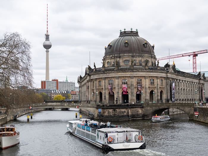Demonstrantin klebt sich im Bode-Museum auf Berliner Museumsinsel an Vitrine